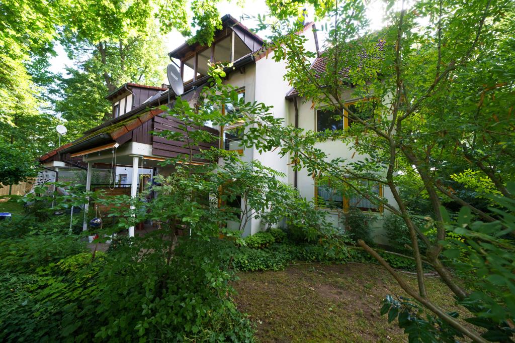 Großzügige Wohnung mit Garage und romantischem Garten in idyllischer Umgebung. - Fürth