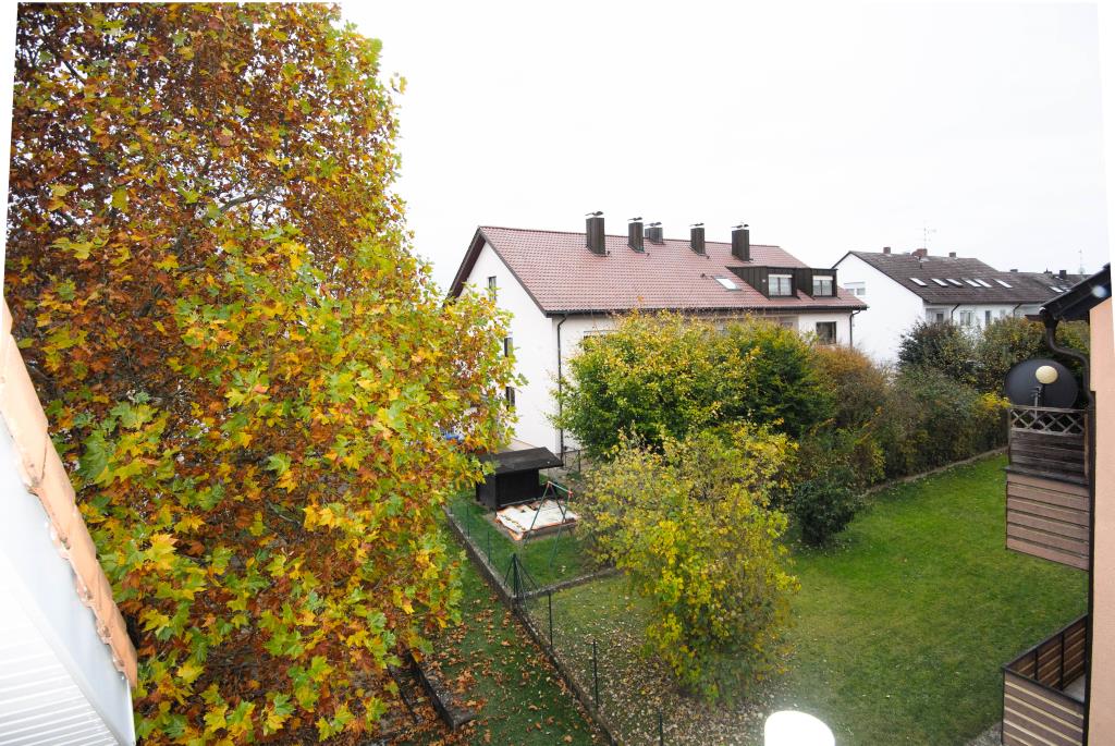 Frei! Moderne Wohnung mit Balkon, Einbauküche und Carport - Fürth