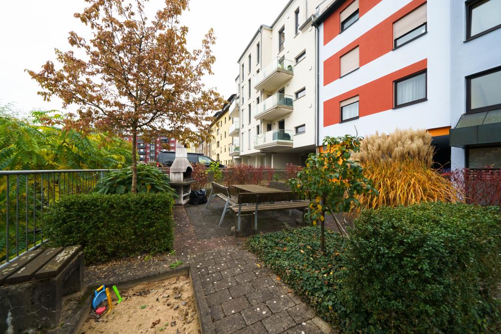 Lichtdurchflutete, frisch renovierte Wohnung mit Balkon am Stadtpark. - Fürth